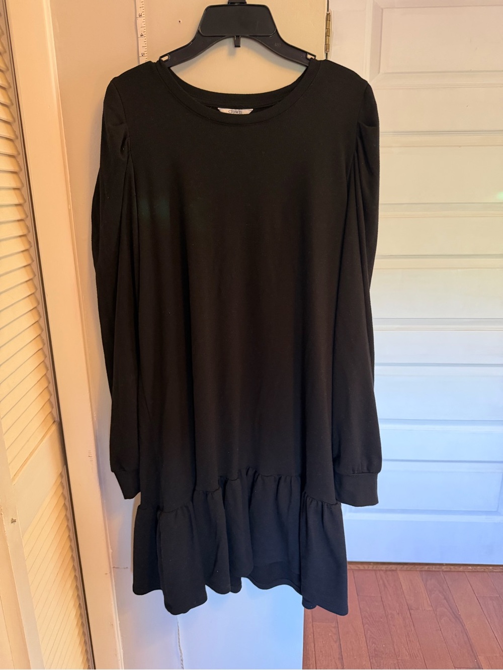 Crown & Ivy Women’s Black Long-Sleeve Ruffle Hem Dress
